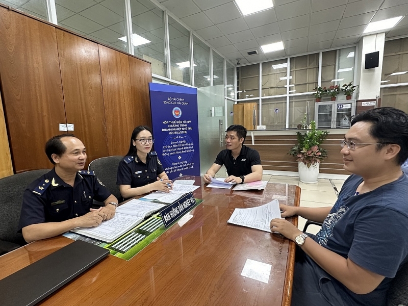 Customs officers of the Export Goods Procedures Team (Saigon Port Customs, Region 1) guide businesses through procedures. Photo: T.H