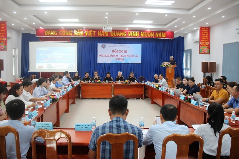 Khanh Hoa Customs meets businesses