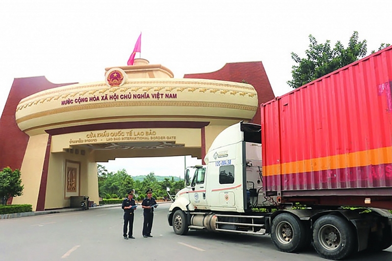 Officials of Lao Bao Border Gate Customs Branch (Quang Tri Customs Department) supervise import and export activities of goods through Lao Bao international border gate. Photo: Thai Binh.