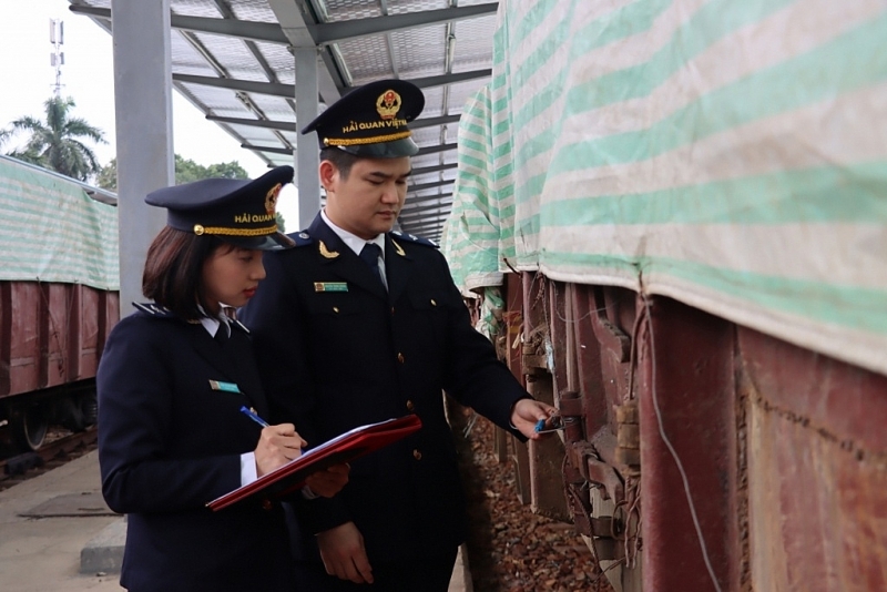 Professional activities at Lao Cai International Railway Station Customs Branch. Photo: T.Binh.