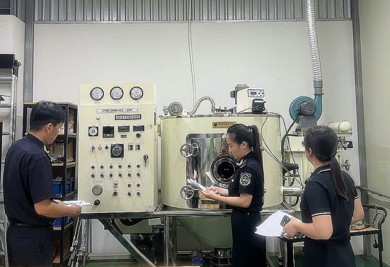 Dong Nai Customs inspects the use of tax-free imported goods to create fixed assets at the company's headquarters. Photo: N.T.