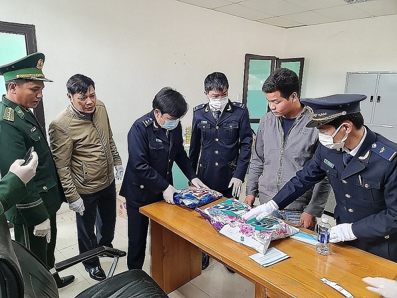 Quang Tri Customs and Border Defence force coordinated to conduct an examination of luggage containing drugs