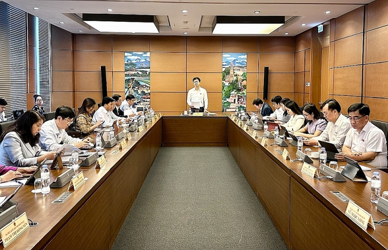 National Assembly deputies participate in group discussions on draft laws. Photo: HD