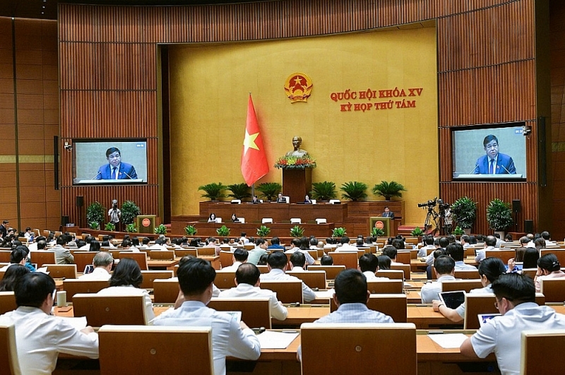 Minister of Planning and Investment Nguyen Chi Dung presented the project. Photo: National Assembly