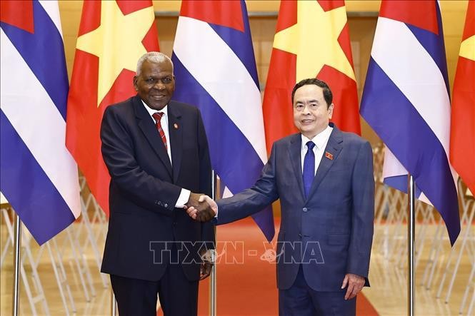 National Assembly Chairman Tran Thanh Man (R) welcomes President of the National Assembly of People’s Power Esteban Lazo Hernandez in Hanoi on November 2 (Photo: VNA)