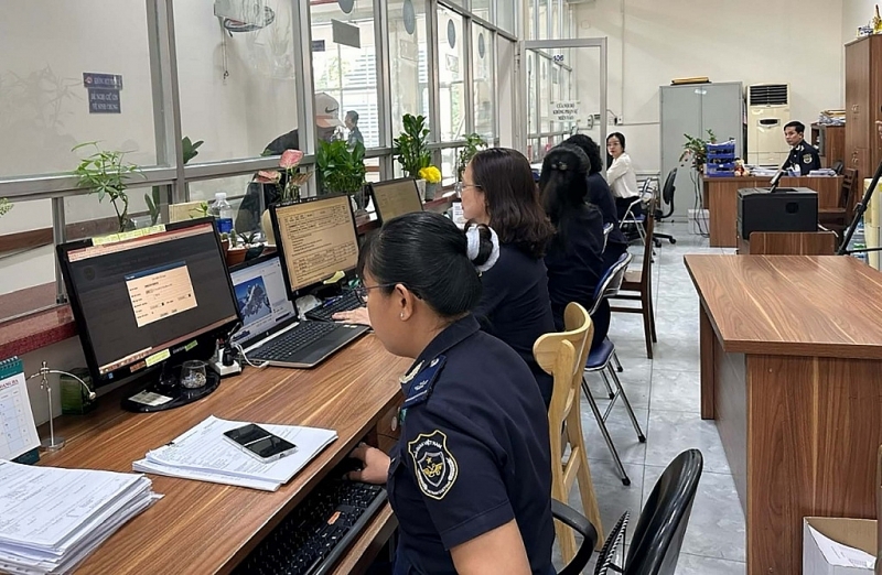 The Investment Customs Branch issues dozens of decisions to enforce enterprises with tax arrears every month. Photo: T.H