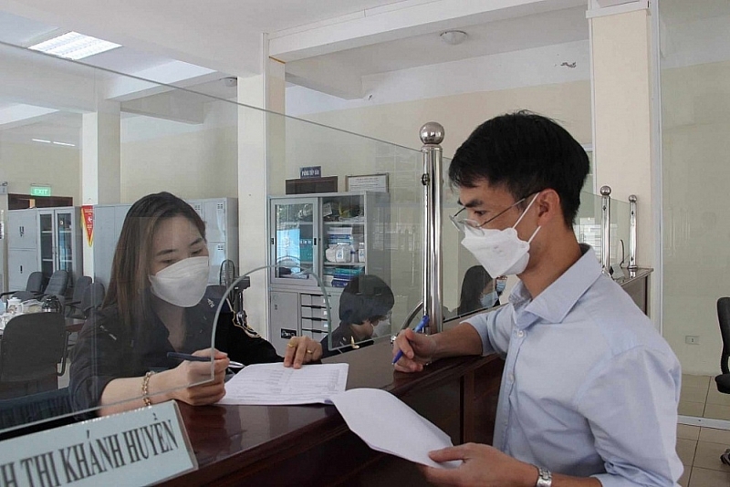 Customs officers in Ninh Binh are providing guidance to businesses on customs clearance processes. Photo by H.Nu.