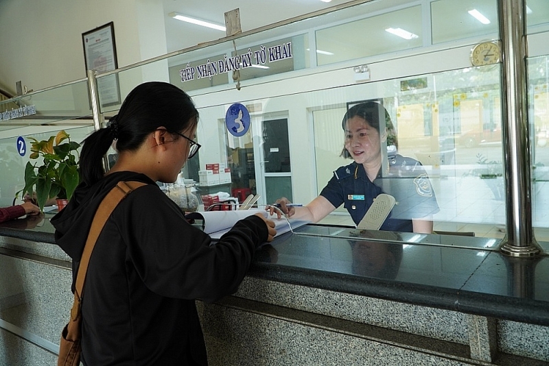 Dong Nai Customs officers guide businesses through procedures. Photo: N.H