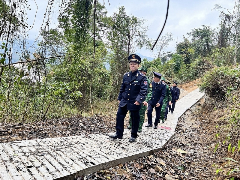 Huu Nghi Customs officers coordinate with Border Guard to patrol in the area of ​​Landmark 1114/2. Photo: H.Nu