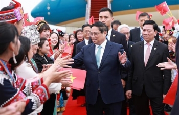 PM arrives in Kunming, beginning activities in China