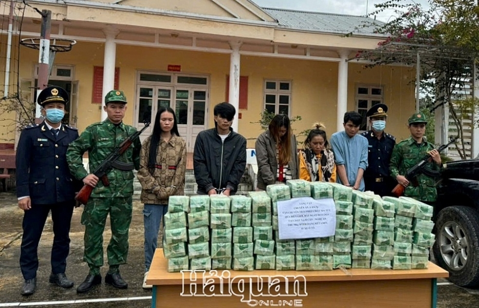 Nghe An Customs seizes 5 suspects in major drug trafficking bust