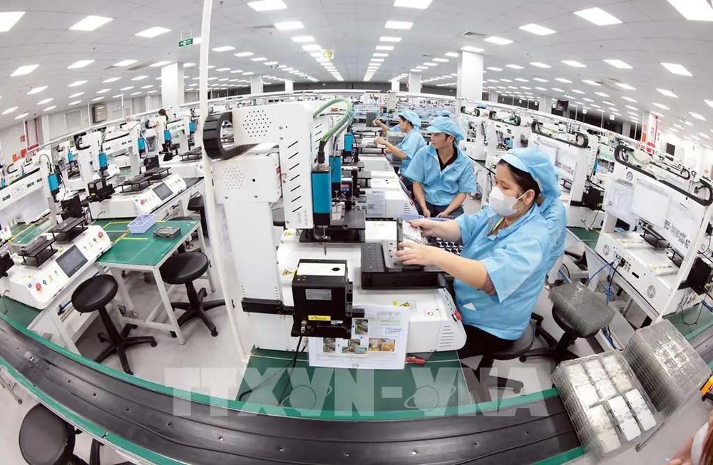 The processing and manufacturing sector takes the lead in attracting foreign direct investment (FDI), accounting for 64.2% of the 27.26 billion USD recorded as of October 31. (Photo: VNA)