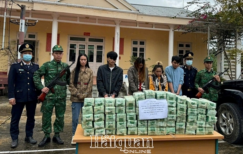 The subject (standing in the middle) with 70 kg of drugs seized. Photo: Công Lý