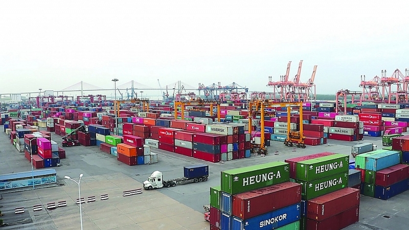 The Vietnamese logistics sector has limitations in terms of scale, technology, and competitiveness. In photo: import-export activities at Hai Phong port area. Illustration photo: Thai Binh