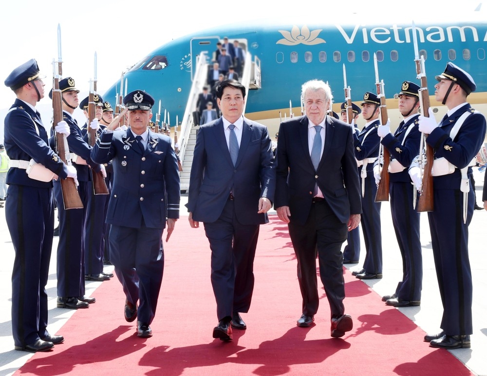 State President arrives in Santiago, beginning official visit to Chile