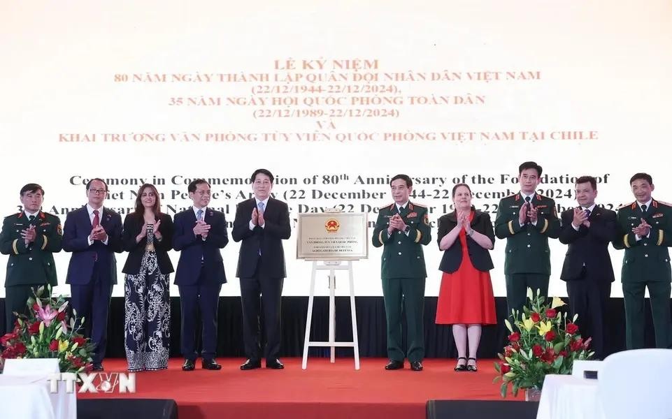 State President of Vietnam Luong Cuong (fifth, left) and delegates inaugurate the Vietnamese Defence Attaché’s Office in Chile (Photo: VNA)