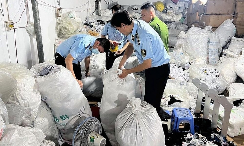 Market Management Force, Hanoi Police inspect violating establishments in October 2024. Source: General Department of Market Management