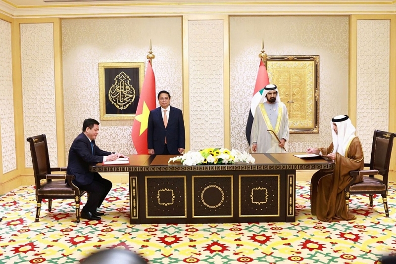 Prime Minister Pham Minh Chinh and Vice President and Prime Minister of the United Arab Emirates (UAE) Mohammed bin Rashid Al Maktoum witnessed the handover ceremony of the CEPA Agreement document. Photo: Cong Thuong Newspaper