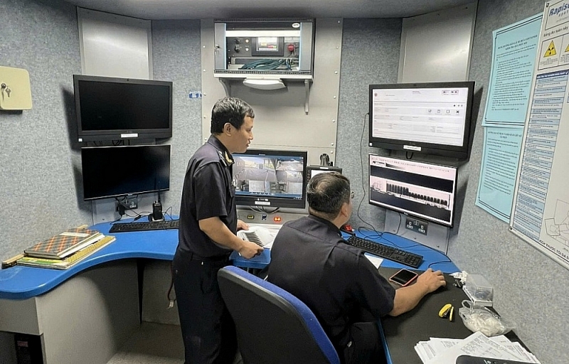 Officials of the Customs Control Team, Binh Duong Customs Department monitor goods through container scanners. Photo: T.D