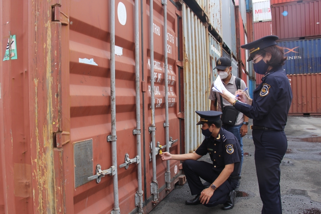 Search for owners of 59 containers of backlogged machinery and equipment at port