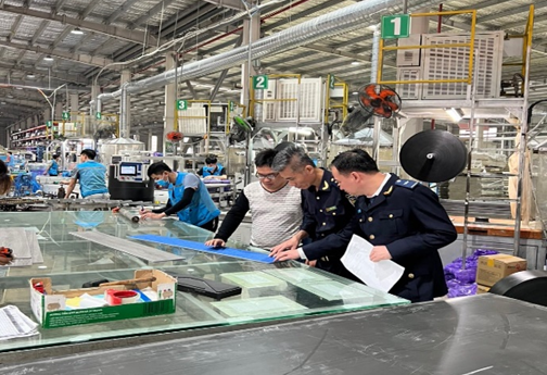 Officials of the Hon Gai Port Customs Branch, Quang Ninh Customs Department, inspect production and business activities at the enterprise's headquarters. Photo: Quang Ninh Customs