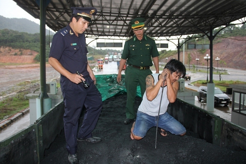 Civil servants of La Lay Border Gate Customs Branch coordinate with the Border Guard to inspect imported coal. Photo: Quang Hung