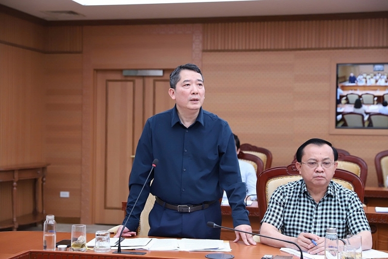 Deputy Minister of Finance Cao Anh Tuan speaks at the meeting