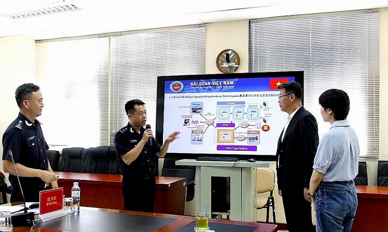 Lang Son Customs exchanged experiences with Nanning Customs (China) on building a smart border gate model. Photo: Tô Hà