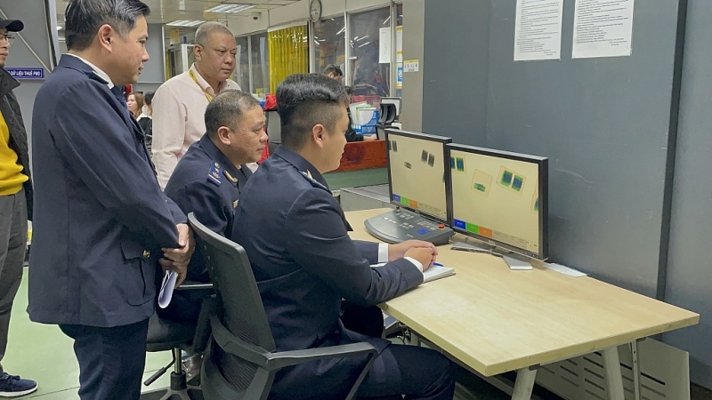 Officials of the Express Customs Branch (Hanoi Customs Department) monitor goods through the scanner, February 2023. Photo: Ngoc Linh