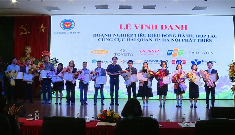 At the event, Hanoi Customs Department awarded many outstanding enterprises that accompanied and cooperated with Hanoi Customs to develop in 2024.