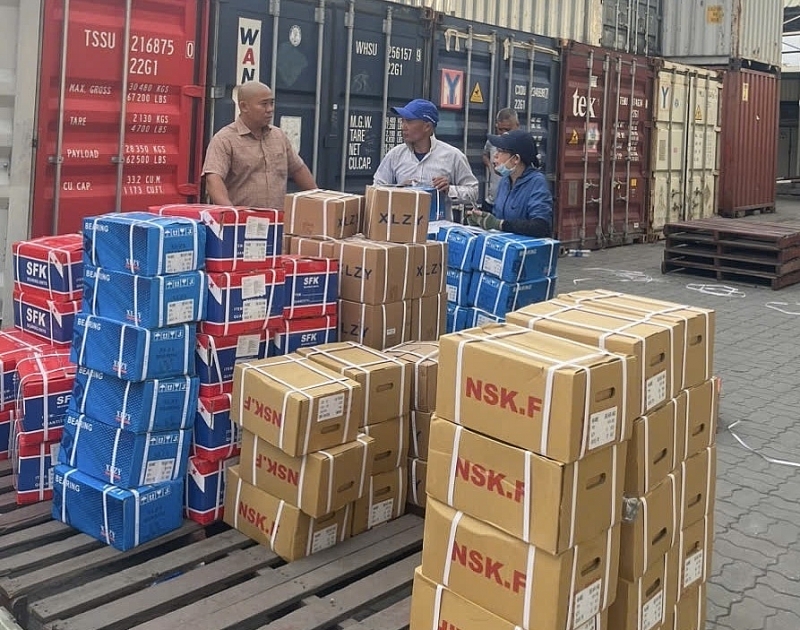 A shipment of imported bearings violating intellectual property rights was seized by the Customs at Cat Lai port. Photo: T.H