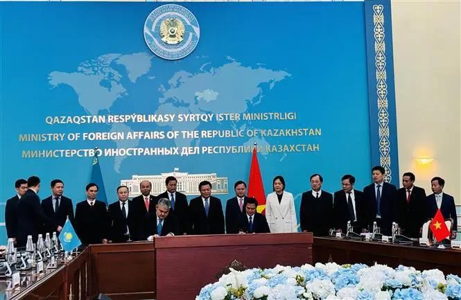 Representatives from Bac Ninh province and East Kazakhstan region sign a memorandum of understanding on establishing a twinning relationship between the two localities. (Photo: VNA)