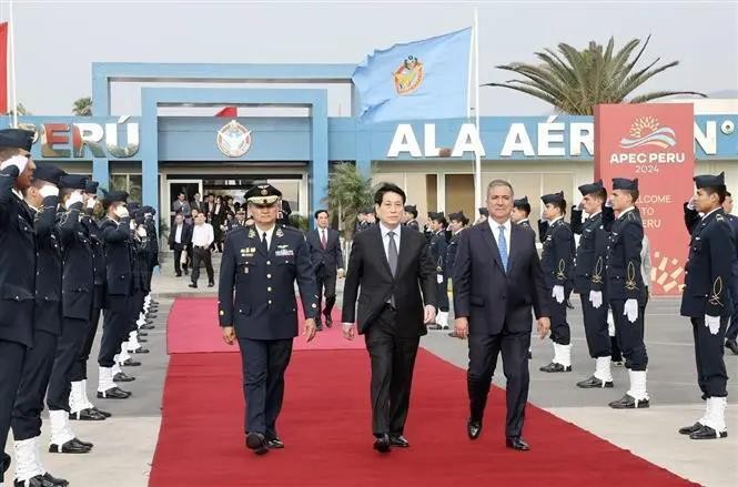 Farewell ceremony for State President Luong Cuong (central) at Jorge Chavez Airport in Lima. (Photo: VNA)