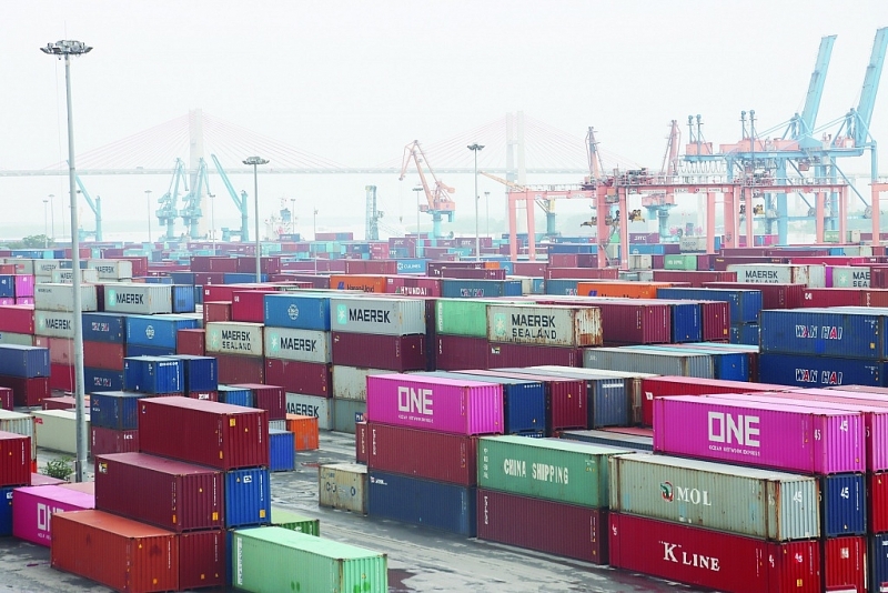 Import and export activities have improved significantly in the past 10 months. In the photo, import and export goods at Tan Vu port, Hai Phong. Photo: T.Binh