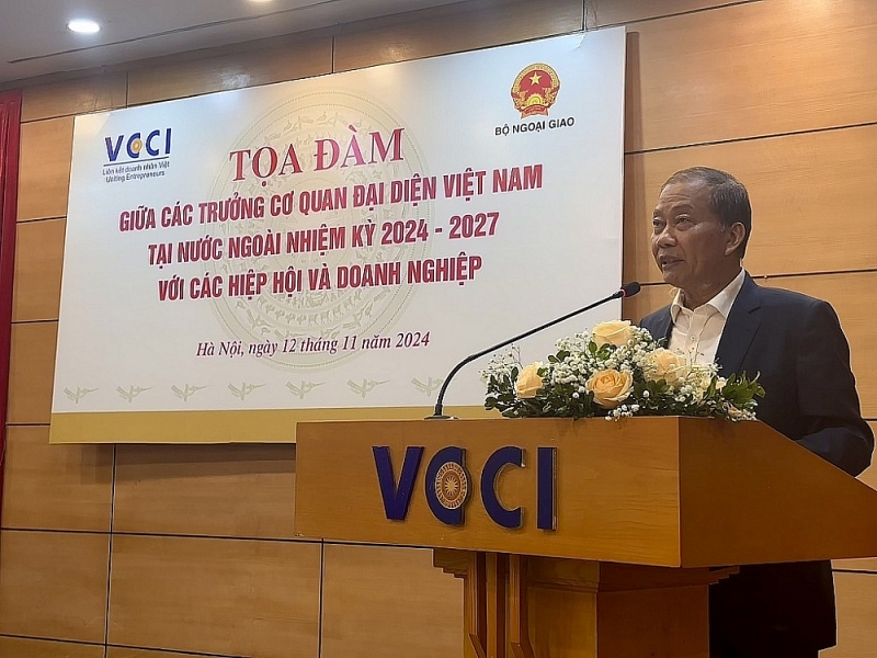 Mr. Hoang Quang Phong, VCCI Vice President, speaking at the seminar.