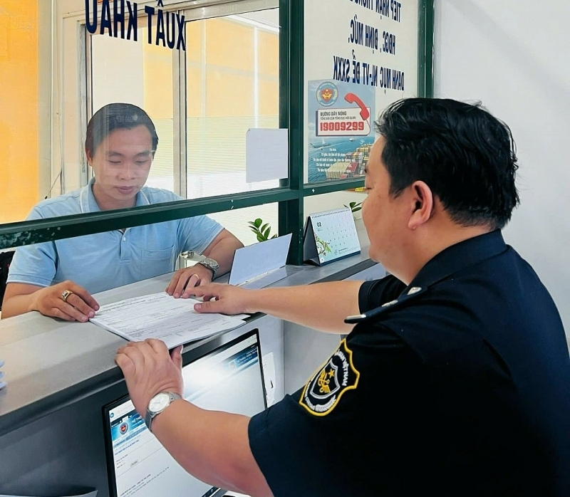 Officials of Binh Duong General Port Customs Branch guide enterprises on import-export procedures. Photo: Phi Vũ