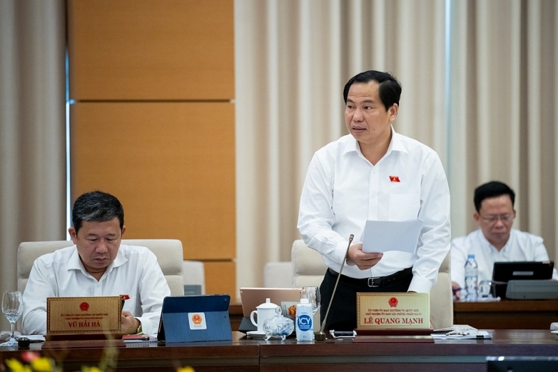 Chairman of the Finance and Budget Committee Le Quang Manh presented the report.