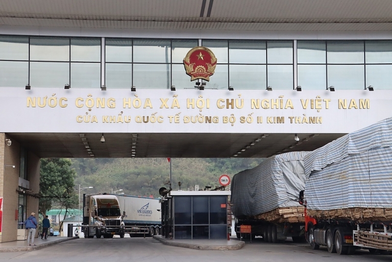 Import and export activities through Kim Thanh International Road Border Gate No. II, Lao Cai. Photo: T.Binh.