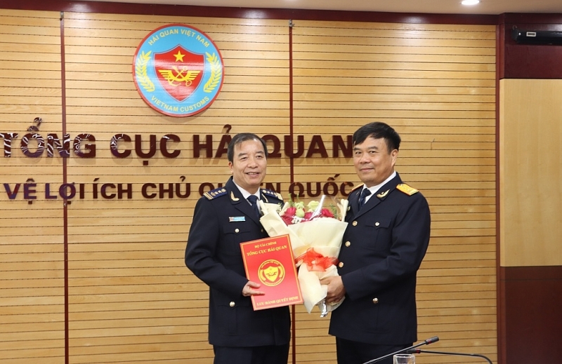 Director General of the General Department of Customs Nguyen Van Tho (right) presented the decision and flowers to congratulate Mr. Nguyen Hung Anh. Photo: Quang Hung