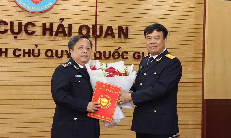 Director General of the General Department of Customs Nguyen Van Tho (right) presented the decision and flowers to congratulate Mr. Nguyen Hung Anh. Photo: Quang Hung