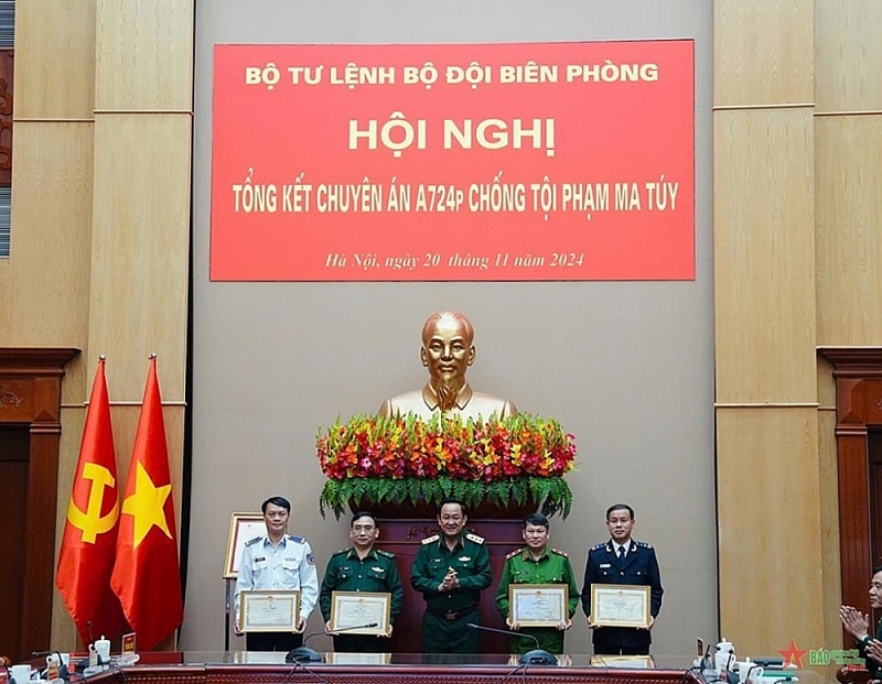 Senior Lieutenant General Vo Minh Luong awards Certificates of Merit from the Minister of National Defense to the collectives with outstanding achievements in the fight against drug crimes.