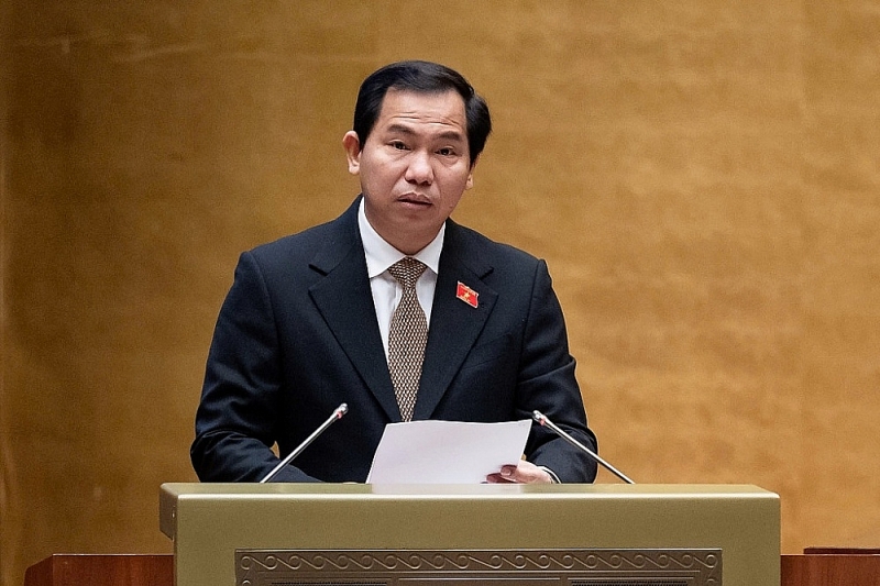 Chairman of the Finance and Budget Committee Le Quang Manh presents the review report. Photo: National Assembly