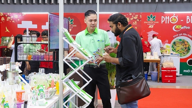 International visitors experience GC Food products at Vietnam Foodexpo 2024. Photo: N.H