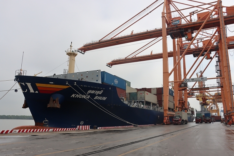 Import and export activities at Tan Vu port, Hai Phong. Photo: Thai Binh