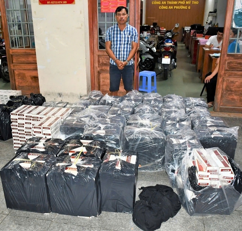 A car driver hired to transport 19,000 packages of smuggled cigarettes from Long An to Ben Tre is arrested in Tien Giang in November 2024.