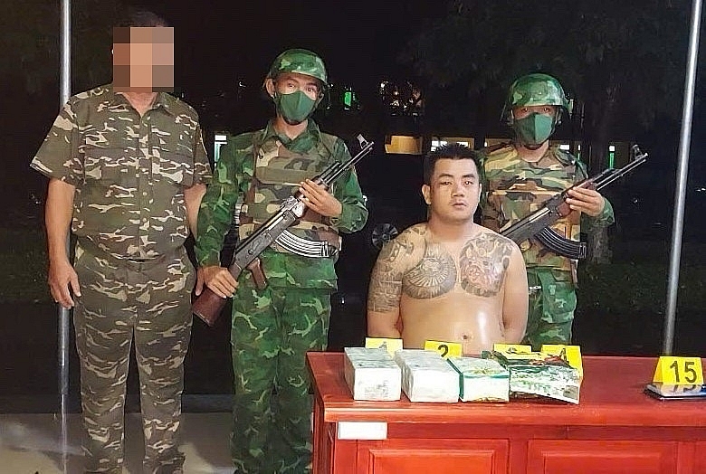 Dinh Ba Border Gate Customs Branch (Dong Thap Customs Department) coordinates with Dong Thap Border Guard and Dong Thap Police to arrest a man carrying 4 kg of drugs from Cambodia to Vietnam on September 13, 2024.