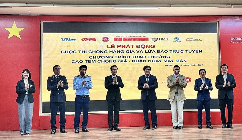 On November 25, representatives of the Central Department Propaganda and Education, the Vietnam Communist Party Online Newspaper, the General Department of Market Surveillance, the General Department of Vietnam Customs, the Vietnam Association for Anti-Counterfeiting and Trademark Protection, the Intellectual Property Department, VNet Joint Stock Company pressed the button to launch the event. Photo: H.Nụ