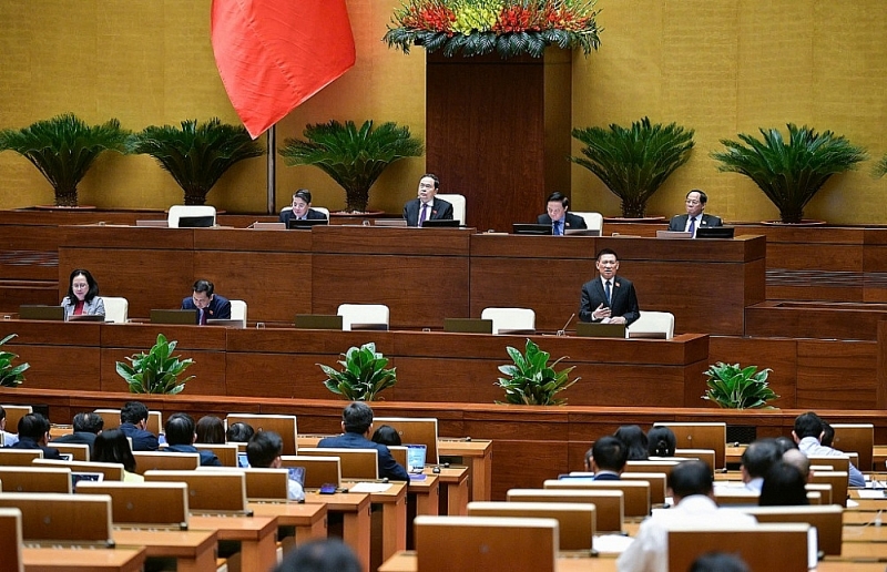 Deputy Prime Minister Ho Duc Phoc explains to the National Assembly. Photo: National Assembly