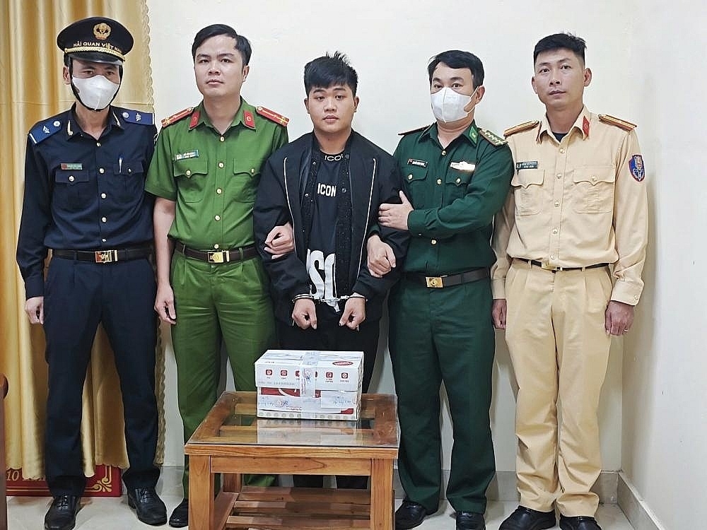 Ha Tinh Customs collaborates to apprehend suspect transporting 4kg of methamphetamine