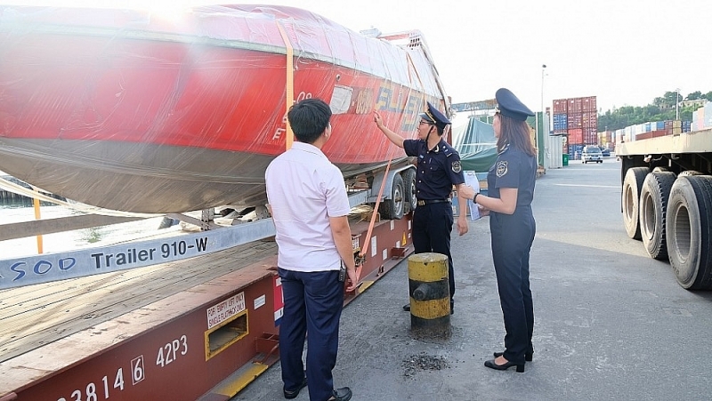 Officials of the Da Nang Port Customs Branch inspect imported goods. Photo: N.Linh